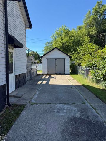 33 High Street, Mt Clemens, MI 48043