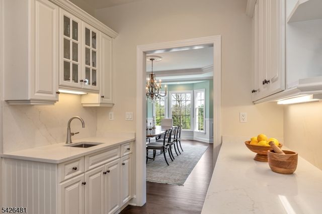 5 Cotswold Ln, Warren Twp., NJ 07059