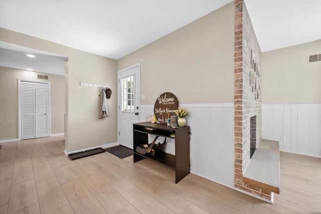 837 S 121st STREET, West Allis, WI 53214