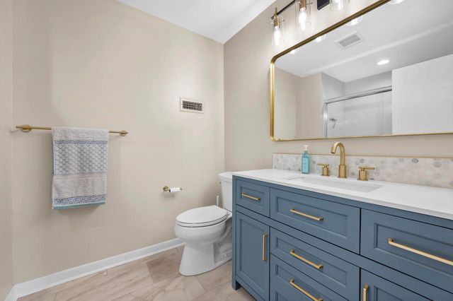 837 S 121st STREET, West Allis, WI 53214