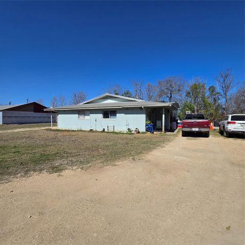 208 NW River RD, Martindale, TX 78655