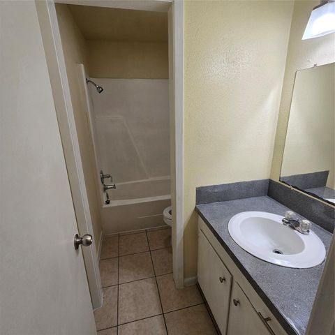 208 NW River RD, Martindale, TX 78655