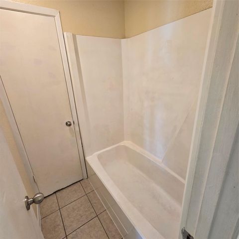 208 NW River RD, Martindale, TX 78655