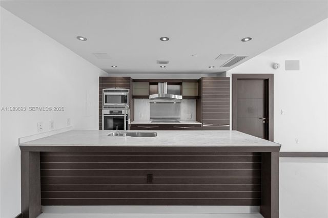 200 Biscayne Boulevard Way 3707, Miami, FL 33131