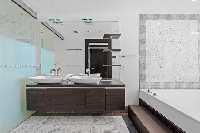 200 Biscayne Boulevard Way 3707, Miami, FL 33131