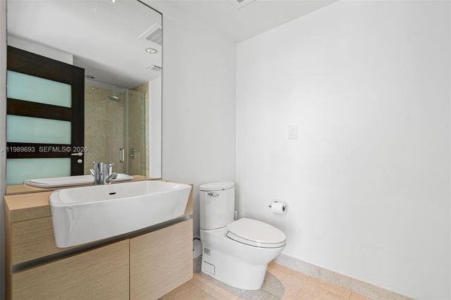 200 Biscayne Boulevard Way 3707, Miami, FL 33131