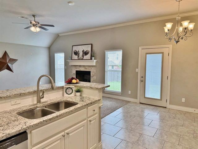 914 SW 81st St, Lawton, OK 73505