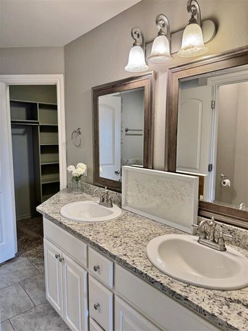 914 SW 81st St, Lawton, OK 73505