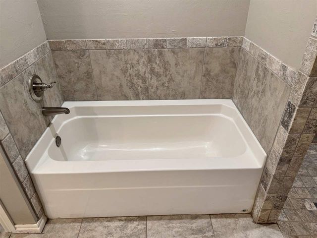 914 SW 81st St, Lawton, OK 73505