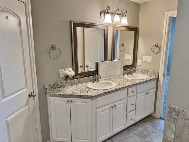 914 SW 81st St, Lawton, OK 73505