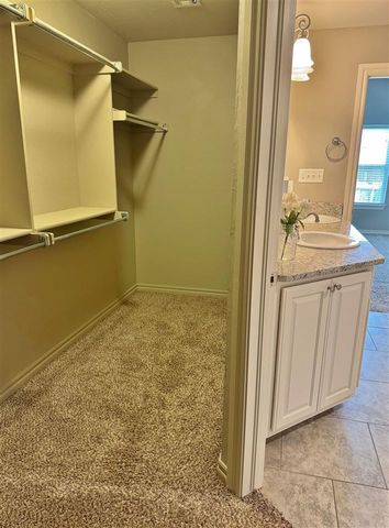 914 SW 81st St, Lawton, OK 73505