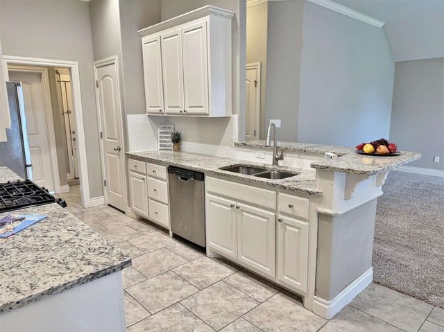 914 SW 81st St, Lawton, OK 73505