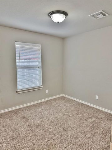 914 SW 81st St, Lawton, OK 73505