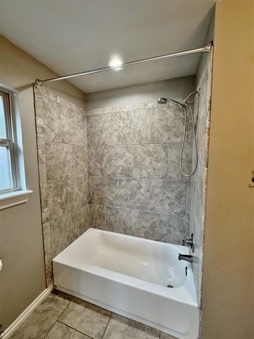 914 SW 81st St, Lawton, OK 73505
