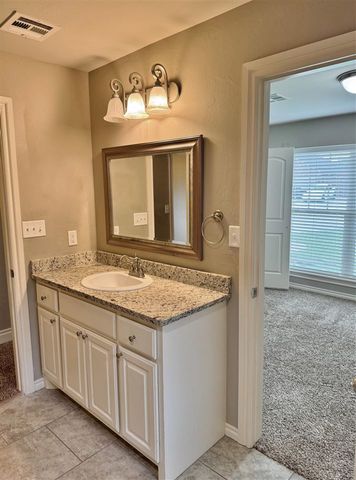 914 SW 81st St, Lawton, OK 73505