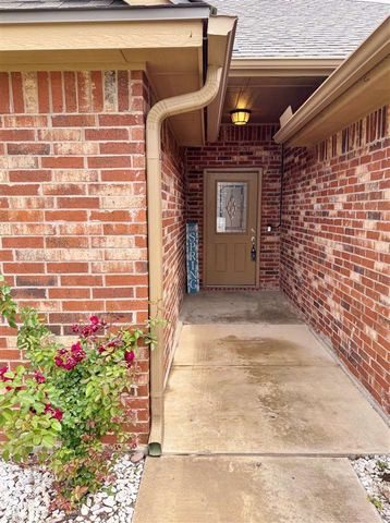 914 SW 81st St, Lawton, OK 73505