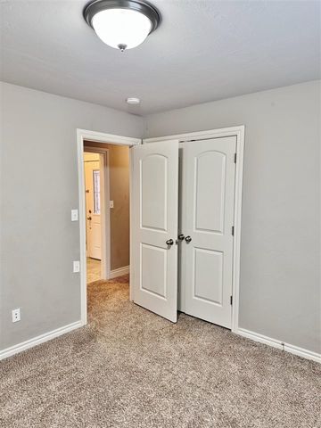 914 SW 81st St, Lawton, OK 73505