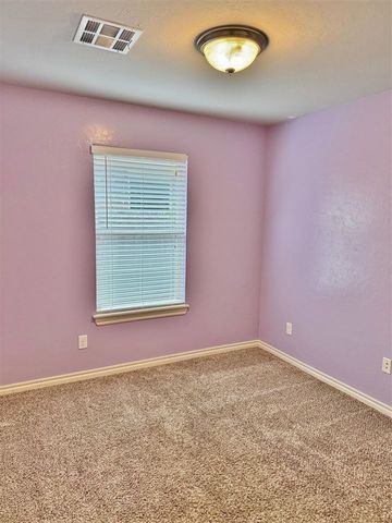 914 SW 81st St, Lawton, OK 73505