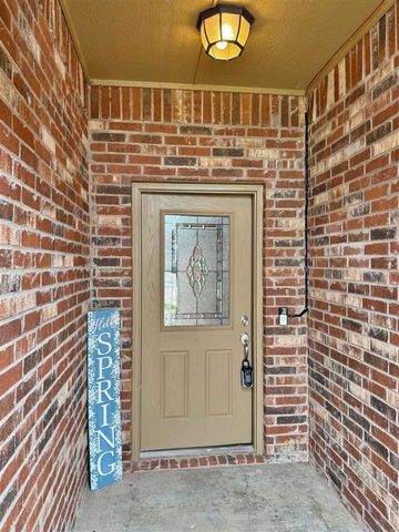 914 SW 81st St, Lawton, OK 73505