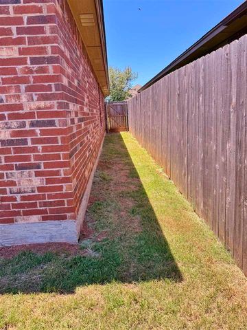 914 SW 81st St, Lawton, OK 73505
