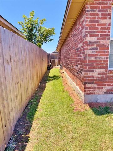 914 SW 81st St, Lawton, OK 73505