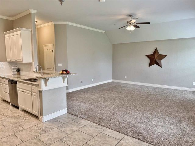 914 SW 81st St, Lawton, OK 73505