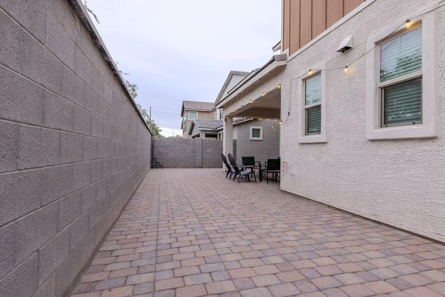 1064 S Sunset Drive, Chandler, AZ 85286