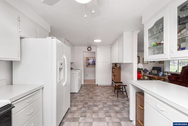 810 S Columbia Dr, Woodburn, OR 97071