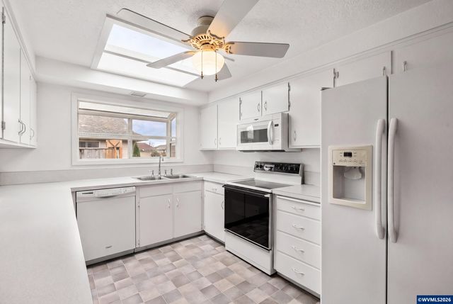 810 S Columbia Dr, Woodburn, OR 97071