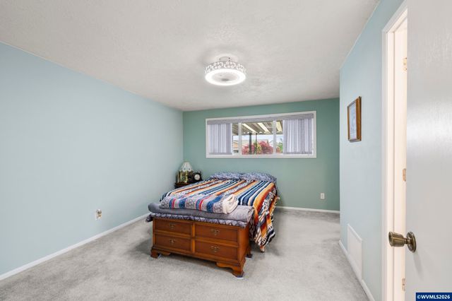810 S Columbia Dr, Woodburn, OR 97071