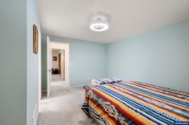 810 S Columbia Dr, Woodburn, OR 97071