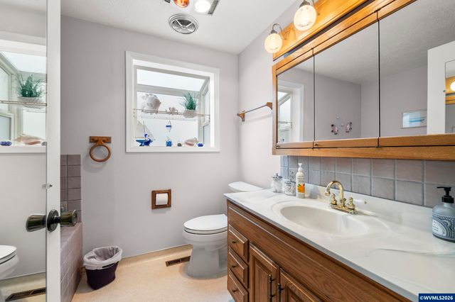 810 S Columbia Dr, Woodburn, OR 97071
