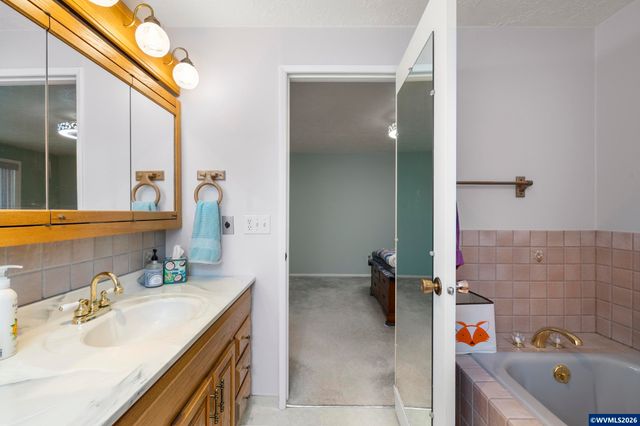 810 S Columbia Dr, Woodburn, OR 97071