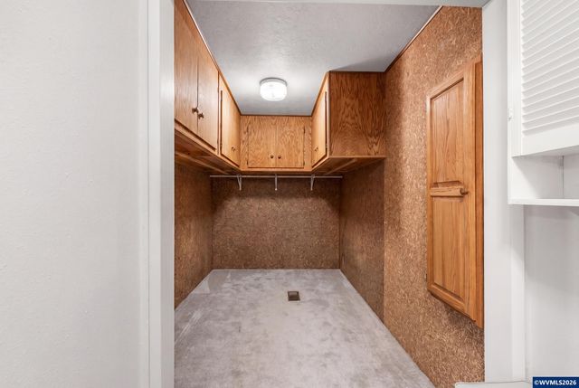 810 S Columbia Dr, Woodburn, OR 97071