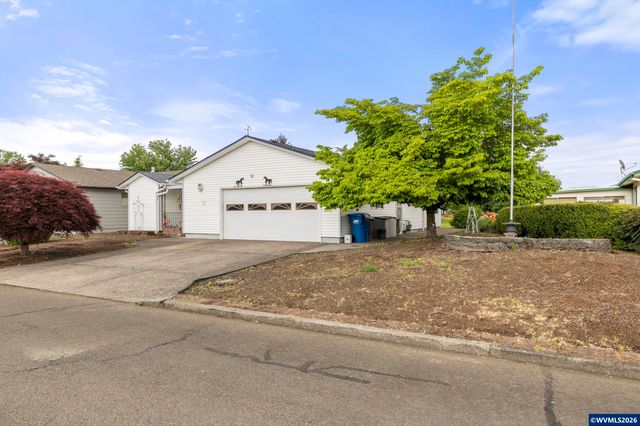 810 S Columbia Dr, Woodburn, OR 97071