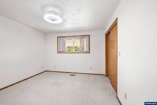 810 S Columbia Dr, Woodburn, OR 97071