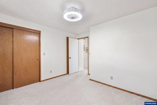 810 S Columbia Dr, Woodburn, OR 97071