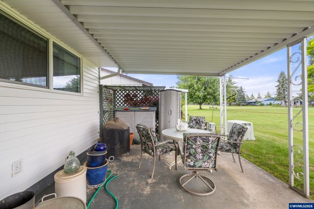 810 S Columbia Dr, Woodburn, OR 97071