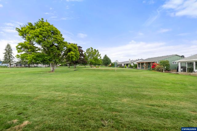 810 S Columbia Dr, Woodburn, OR 97071