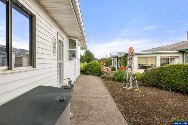 810 S Columbia Dr, Woodburn, OR 97071