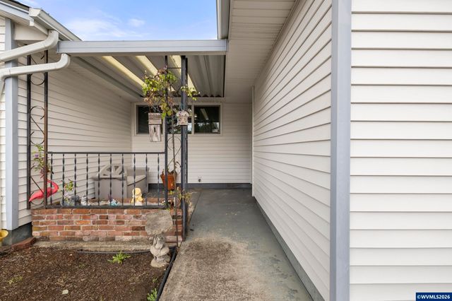 810 S Columbia Dr, Woodburn, OR 97071