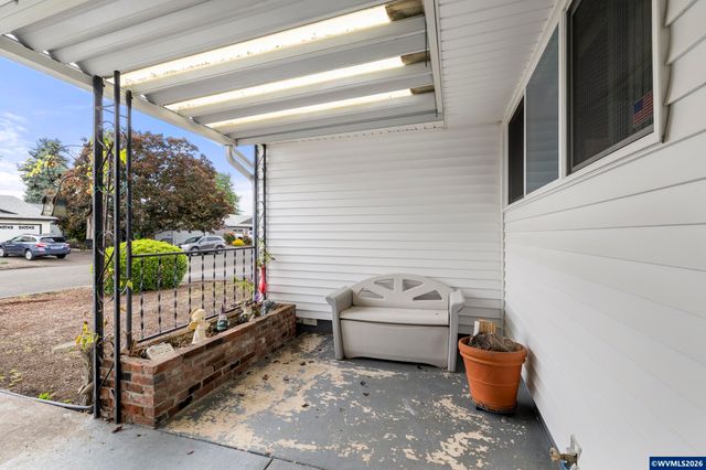 810 S Columbia Dr, Woodburn, OR 97071