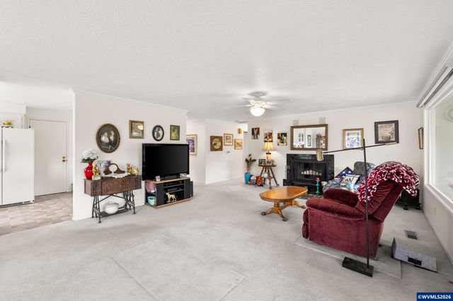 810 S Columbia Dr, Woodburn, OR 97071