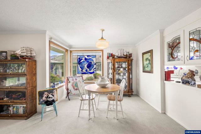 810 S Columbia Dr, Woodburn, OR 97071