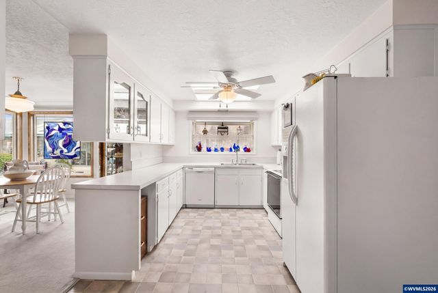 810 S Columbia Dr, Woodburn, OR 97071