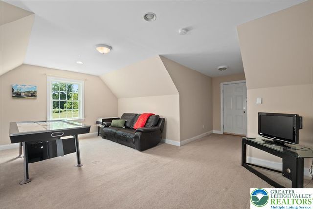1910 Tulpe Way, Springfield Twp, PA 18077