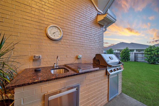 15527 Salmon Springs Drive, Conroe, TX 77302