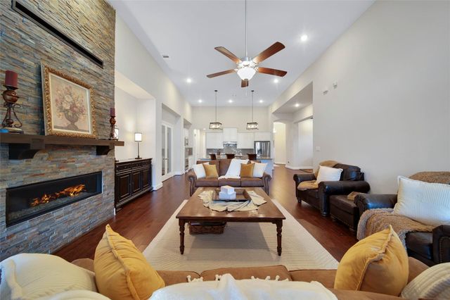 15527 Salmon Springs Drive, Conroe, TX 77302