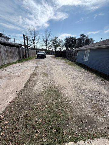 13809 Hershe Street B, Houston, TX 77015