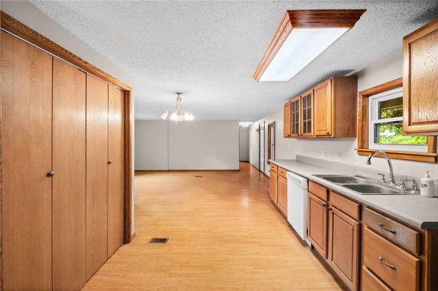 16195 Locust Lane, Fayetteville, AR 72704